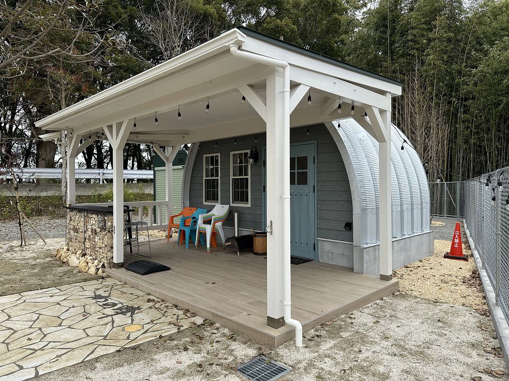 Custom dock cafe exterior